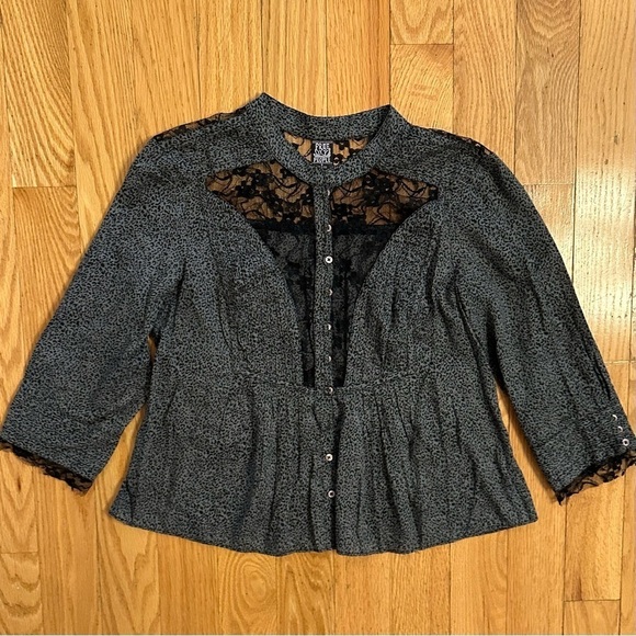 Free People Tops - Free People 3/4 Sleeve Blouse Gray Leopard Print Lace Button Front Boho Sz 6 Med